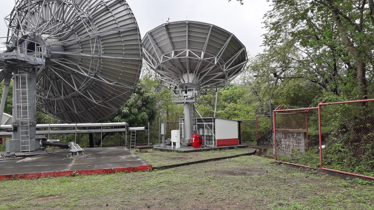 Antenas satelitales de gran diámetro en estación terrena